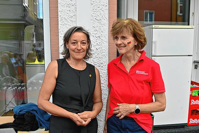 Kulturamtsleiterin Corinna Bruggaier und Wirtschaftsförderin Regina Schlecker kümmern sich um die Bewirtung der Konzertbesucher und Musiker.