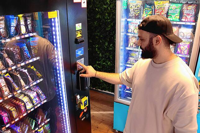 Betreiber Inan Ödünc zeigt, wie die Bedienung der Automaten funktioniert.