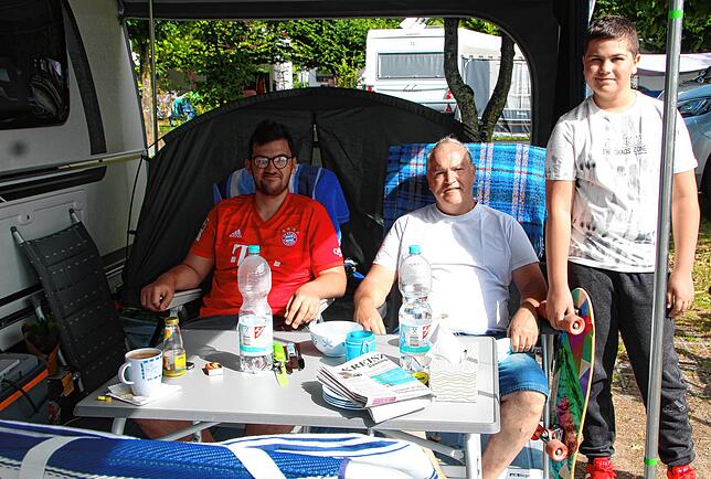 Markus Schmid im Vorzelt seines Wohnwagens mit seinen Söhnen Jona und Julian.