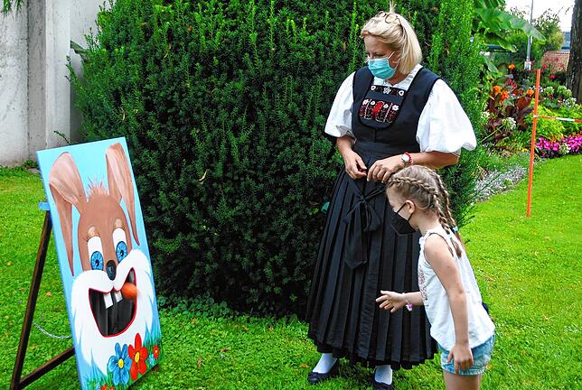 Getroffen: Die Möhre muss bei diesem Spiel in den Hasenmund.