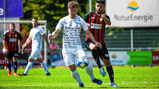 Kampf um den Ball: Der Rheinfelder Serkan Korkmaz (rechts) stört Stipe Malenica vom FC Wolfenweiler-Schallstadt. Am Ende trennten gab es ...