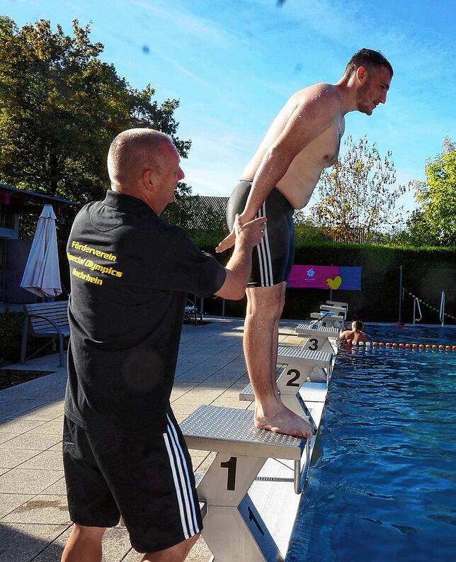Alles muss stimmen: Bruno Schneider trainiert mit seinem Schützling Andreas Cafararo im Erzinger Freibad den Absprung vom Startblock.