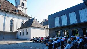 Schöne Klänge aus dem Kirchturm: Blick auf die Waldshuter Liebfrauenkirche und den Kirchplatz beim Glockenkonzert an Fronleichnam . ...