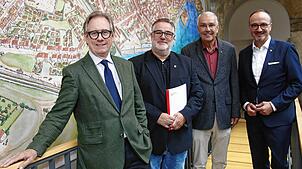 Ehrennadel der Stadt Konstanz für zwei Vorbilder: OB Uli Burchardt (rechts) und Tobias Engelsing, Direktor der städtischen Museen ...