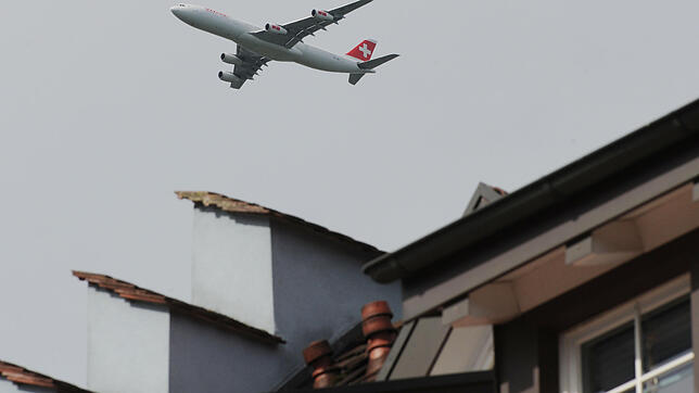 Ein Flugzeug von Swiss fliegt über die Dächer von Hohentengen (Baden-Württemberg).
