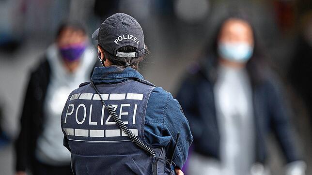 Das Symbolbild zeigt eine Polizistin am 14.10.2020 in der Stuttgarter Innenstadt. Dort gab es dieses Wochenende mehrere ...