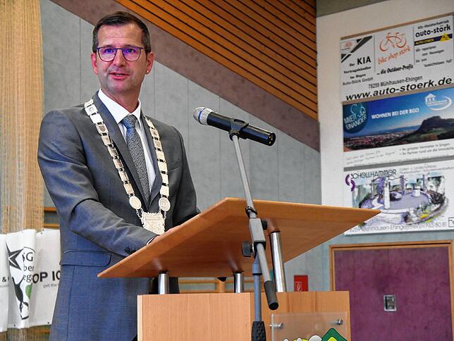 Mit Amtskette: Bürgermeister Patrick Stärk bei seiner Antrittsrede.