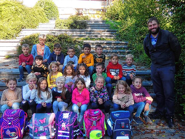 Gemeinsam mit Klassenlehrer Marco Johner erleben die Mädchen und Jungen der Klasse 1 a der Albbrucker Grundschule ihren Start in ihre ...