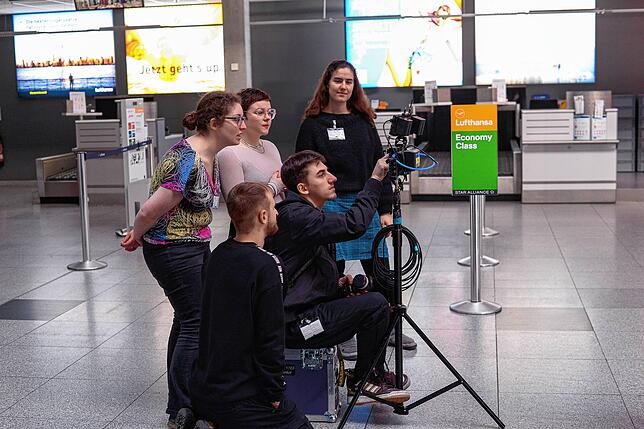 Drehtag am Flughafen: Josha Reuter (vorn kniend), Marion Gassmann (buntes Shirt), daneben Emma Steuer (Kostüm) und Lisa Pohl, vorn am ...