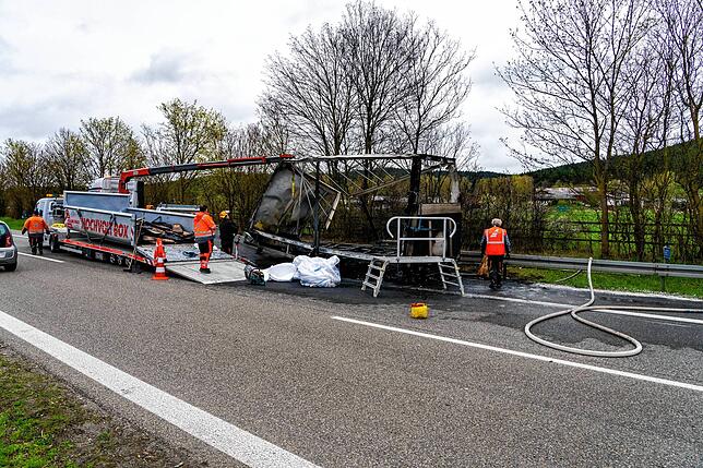 Hier sieht man den Abschleppwagen, der den zerstörten Anhänger an den Haken nimmt, die Zugmaschine war bereits nicht mehr an der ...