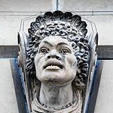 (Archivbild) Dies ist einer der Köpfe über den Fenstern, die die fünf Kontinente darstellen sollen. Dieser repräsentiert Afrika.