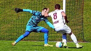 Das 5:2 für den SV Deggenhausertal: Florian Beck spielt den Torhüter des FV Walbertsweiler-Rengetsweiler, Niklas Gassner, aus.