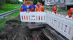 Bauhofmitarbeiter Andreas Kaiser, Alexander Kolbeck und Christof Mutter (von links) an der Schadensstelle. Foto: Peter Schütz