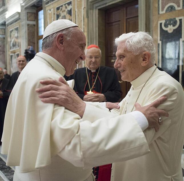 Ein Amt, zwei Päpste: Franziskus begrüßt seinen Vorgänger Benedikt XVI. Dieser hält sich aus dem aktuellen Geschehen heraus.