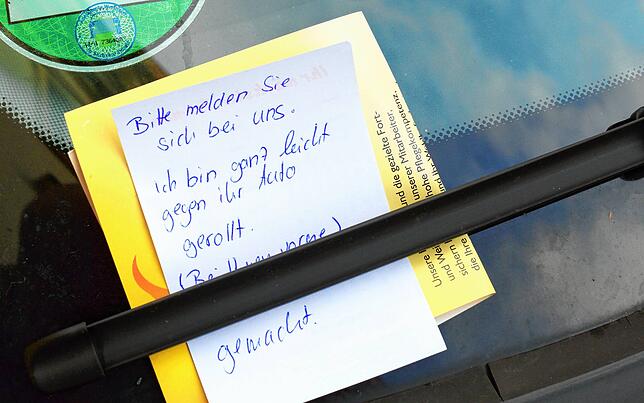 Einfach einen Zettel hinter die Windschutzscheibe zu klemmen, genügt nicht. Das gilt trotzdem als unerlaubtes Entfernen vom Unfallort.