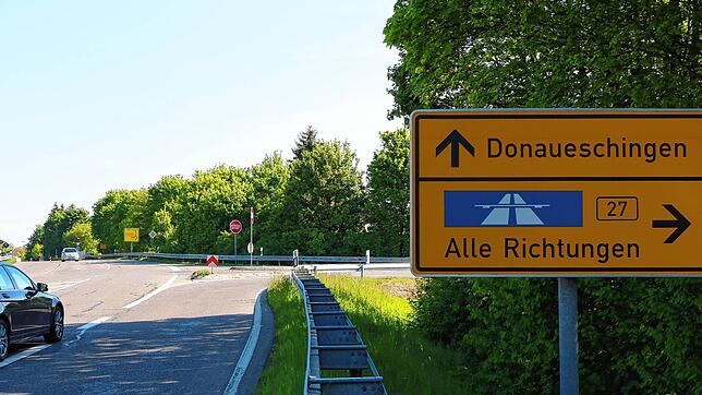 Ein Kreisverkehr soll am Ende des Allmendshofer Zubringers den Verkehr leichter nach Hüfingen und Donaueschingen ableiten. Bild: Jens ...