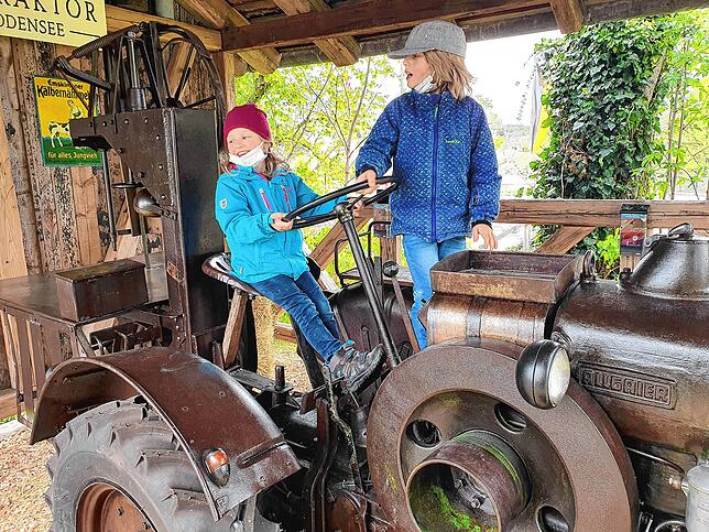 Bild 7: Spielplatzcheck: Lioba und Jakob klettern, springen, hüpfen, hangeln und schaukeln sich für uns durch die Landesgartenschau