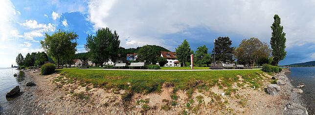 Ein Panoramabild vom Uferpark Bodman im Bereich der DLRG-Notrufsäule