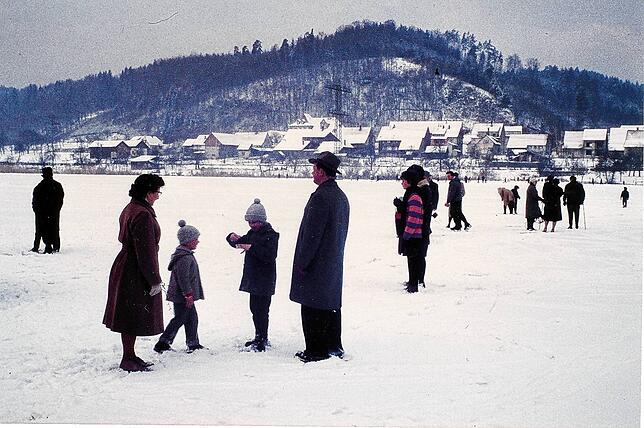 Vor 60 Jahren auf den zugefrorenen Rhein bei Schwörstadt. Unser Wettermann helmut Kohler kann sich noch gut erinnern an den Spaziergang ...