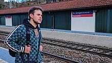 Alexej Zhakarine steht mit dem Schulrucksack am Bahnhof in St. Georgen und wartet auf den Zug nach Villingen.