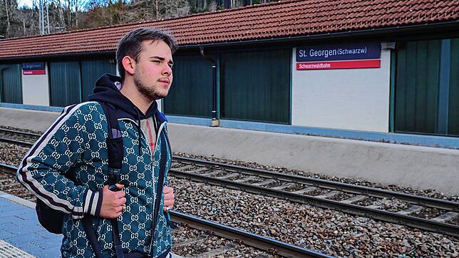 Alexej Zhakarine steht mit dem Schulrucksack am Bahnhof in St. Georgen und wartet auf den Zug nach Villingen.