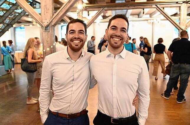 Die Zwillingsbrüder Philipp und Christoph Stolz. Philipp steht links.