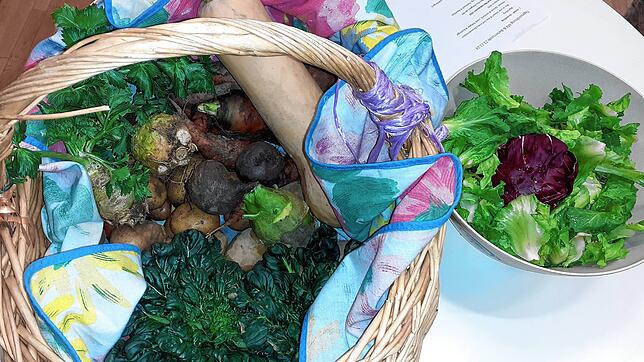 So kann ein wöchentlicher Solawi-Korb aussehen: gefüllt mit Sellerie, Rote Beete, Kartoffeln, Kürbis, Möhren und diversen Salaten. Je ...