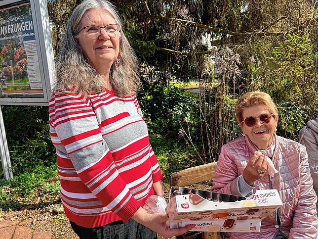 Renate Scepanovic (rechts) freut sich über das Gespräch mit Sieglinde Knausenburger.