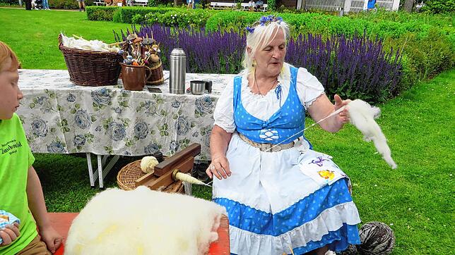 Wollespinnen wie anno dazumals – auch das kann man beim Königsfelder Naturparkmarkt erleben. Dazu öffnet der Handel seine Türen. Foto: ...