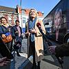 Marine Le Pen besucht einen Markt in Henin Beaumont in Nordfrankreich. Sie gibt sich als Anwältin der sogenannten kleinen Leute.