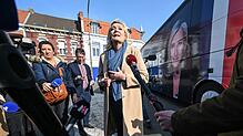 Marine Le Pen besucht einen Markt in Henin Beaumont in Nordfrankreich. Sie gibt sich als Anwältin der sogenannten kleinen Leute.