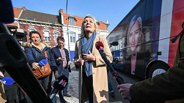Marine Le Pen besucht einen Markt in Henin Beaumont in Nordfrankreich. Sie gibt sich als Anwältin der sogenannten kleinen Leute.