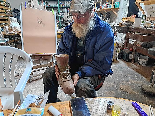 Rainer Faigle zeigt einen Schuh, den er für die Glonki-Brunnenfigur gegossen hat. Bis zur endgültigen Form brauchte er vier Anläufe.