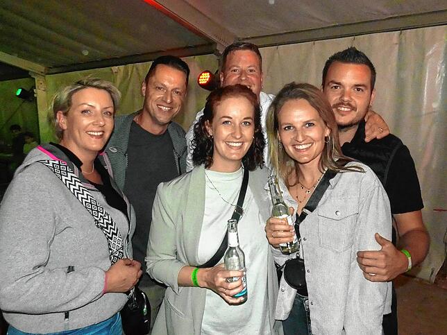 Bild 4: Bilder von der Jahrhundertparty im Festzelt mit Live-Acts und mega Stimmung