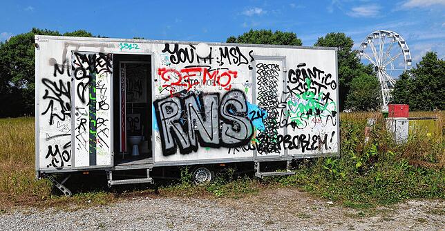 Den Zustand des Toilettenwagens auf Klein Venedig beschreibt Tino Schumann, Betreiber der See-Oase, als „räudig“.