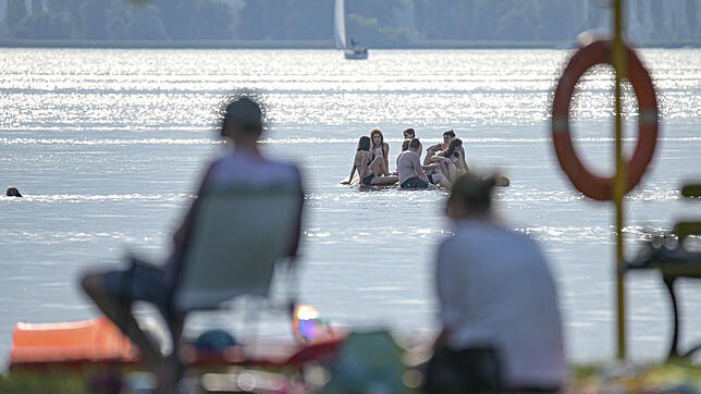 Die Hitze lockt die Menschen derzeit an und in das kühle Nass: In den Bädern am Untersee herrscht auch bei größerem Andrang (hier im ...