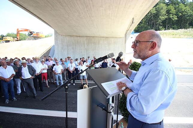 Verkehrsminister Winfried Hermann bei der Freigabe der B 31 neu: Der Abschnitt zwischen Überlingen West und Überlingen Ost entlastet ...