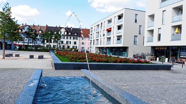 Der neugestaltete Platz in der Innenstadt ist ein echter Anziehungspunkt. Aber spielende Kinder; Jugendliche, die bis in die Nacht vor ...