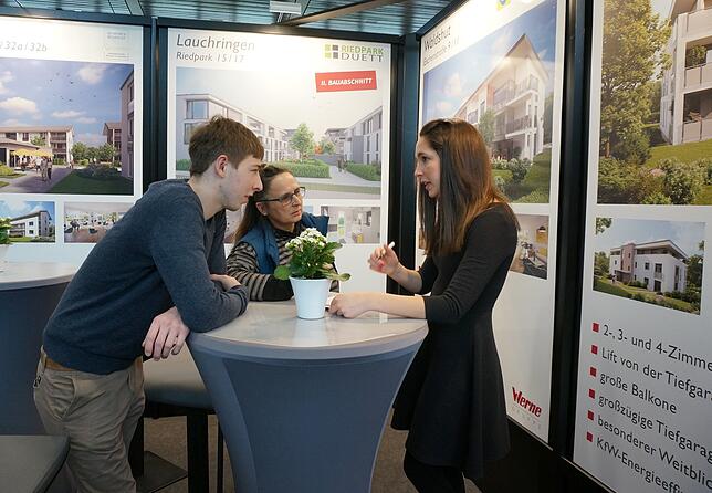 Diese Familie wird bei der Immo&lsquo;20 am Stand der Werne Gruppe von Sarah Werne beraten. (Archivbild 2020)