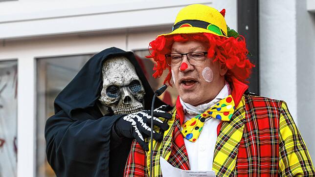 Joppenpräsident Martin Heller (rechts) lässt sich nicht vom Gruselkabinett im Mooser Rathaus beirren. Nach hoffnungsloser Gegenwehr ...