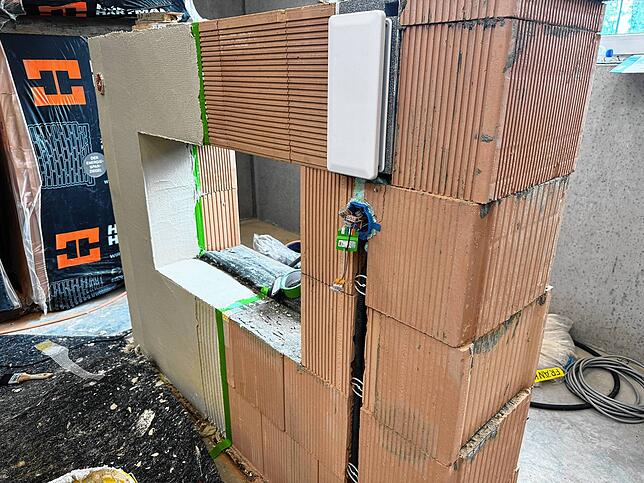 Die vorgefertigten Baumodule können bereits mit Rolladenkästen, Elektro und selbst Fenster sowie Putz ausgeliefert werden.