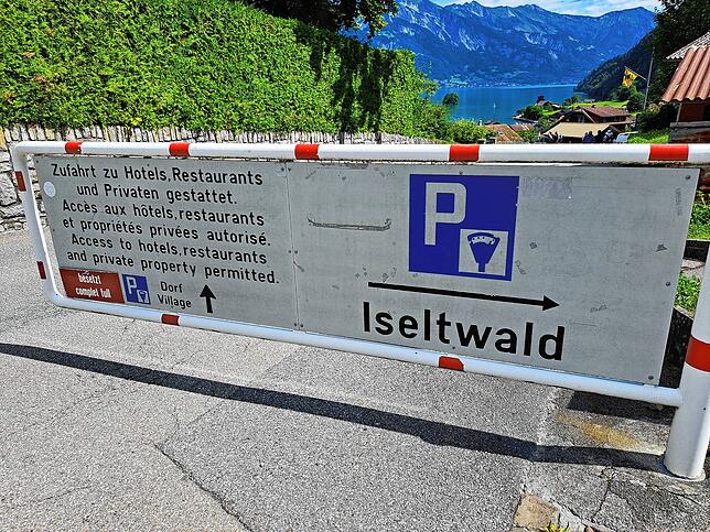 Wer mit dem Auto anreist, kann nicht ins Dorf fahren, sondern muss oberhalb des Dorfs parken.