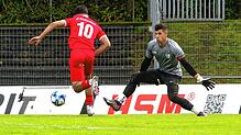 Der SC Pfullendorf II (Simon Petrus scheitert an Torhüter Matthias Stemmer) muss eine lehrreiche 2:3-Heimniederlage gegen den SV ...