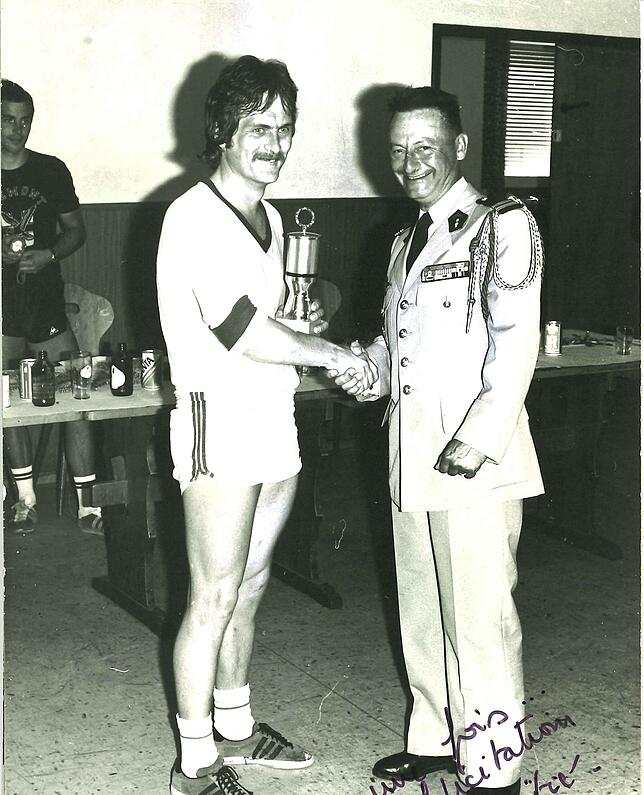 1976: Hotte Schiller als Kapitän der Leierkastenmannschaft nimmt im Offizierskasino von Colonel Jules Belgodére den Siegerpokal in ...
