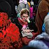 Eine Frau, die vor dem Krieg aus der benachbarten Ukraine geflohen ist, wartet an einem Bahnhof im polnischen Przemysl. Viele Ukrainer ...