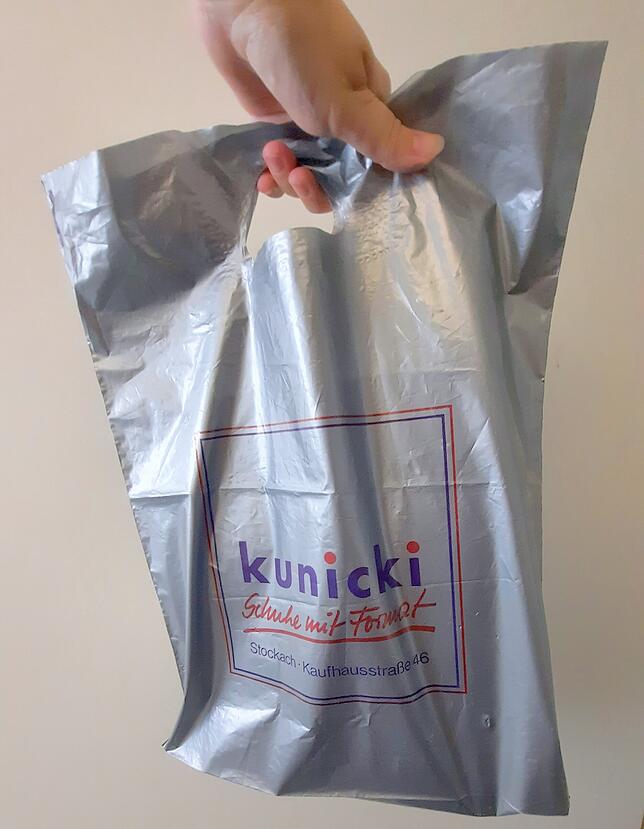 Ein Schubladenfund: Eine Tüte aus den 90ern aus dem früheren Stockacher Schuhhaus Kunicki.
