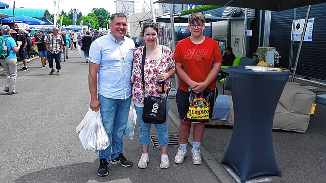 Jörg, Madlen und Nico Tilgner (von links) aus Rottweil sind innerhalb von drei Stunden bereits reichlich fündig geworden. Gekauft hat ...