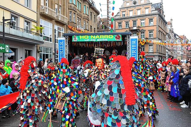 Bild 6: Schmotziger Dunschtig 2024: Auf und vor der Marktstätten-Bühne gibt es kein Halten mehr