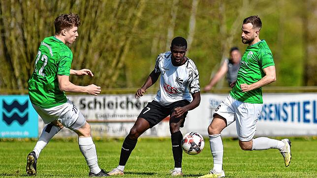 Abdoulie Mboob (Mitte) traf zweimal beim 4:1-Erfolg des FC 08 Villingen U21 gegen die DJK Donaueschingen (Aaron Mößner, links, und ...