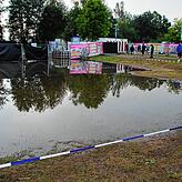 Nach dem Unwetter bildeten sich große Pfützen auf dem Gelände. Ein paar Stände mussten geschlossen bleiben, bis das Wasser sich wieder ...